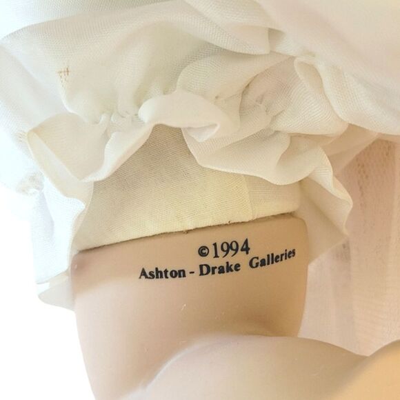 Vintage Ashton-Drake "I Wish You Love" Handcrafted Porcelain Doll 1994 - Picture 9 of 12